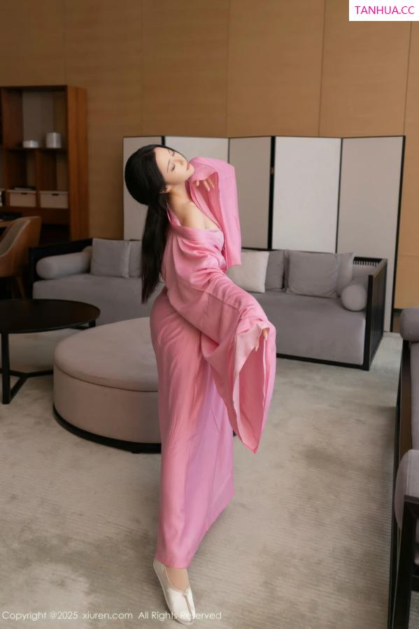鱼子酱fish  [XiuRen]高清写真图 2025.11.28 No.11049 鱼子酱Fish 粉色月影纱第45张图片